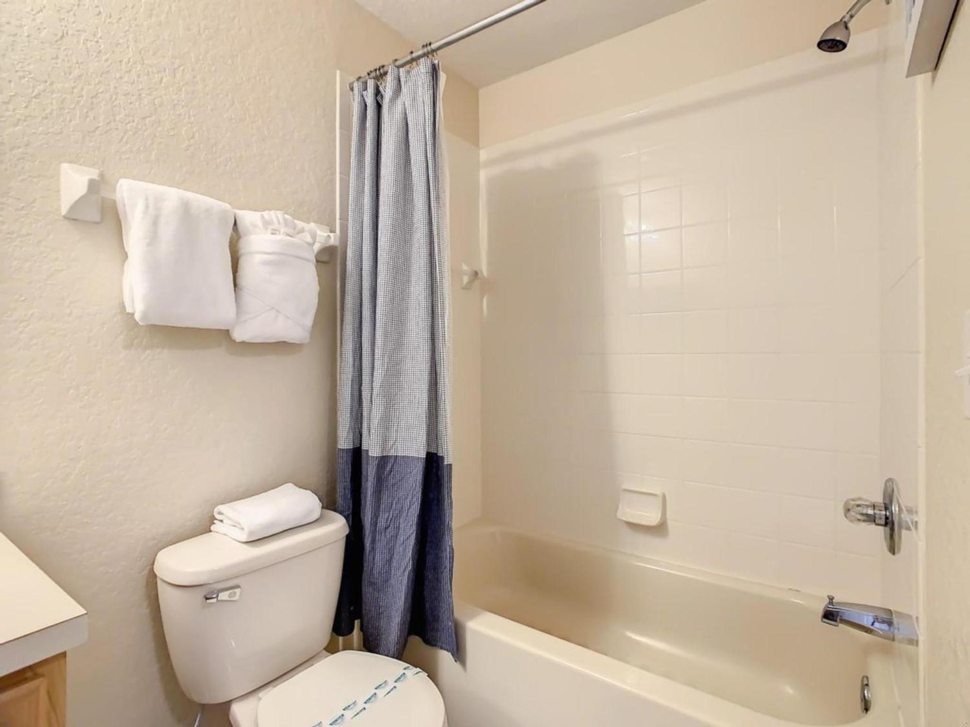 Spacious Regal Oaks Townhome By Apartment