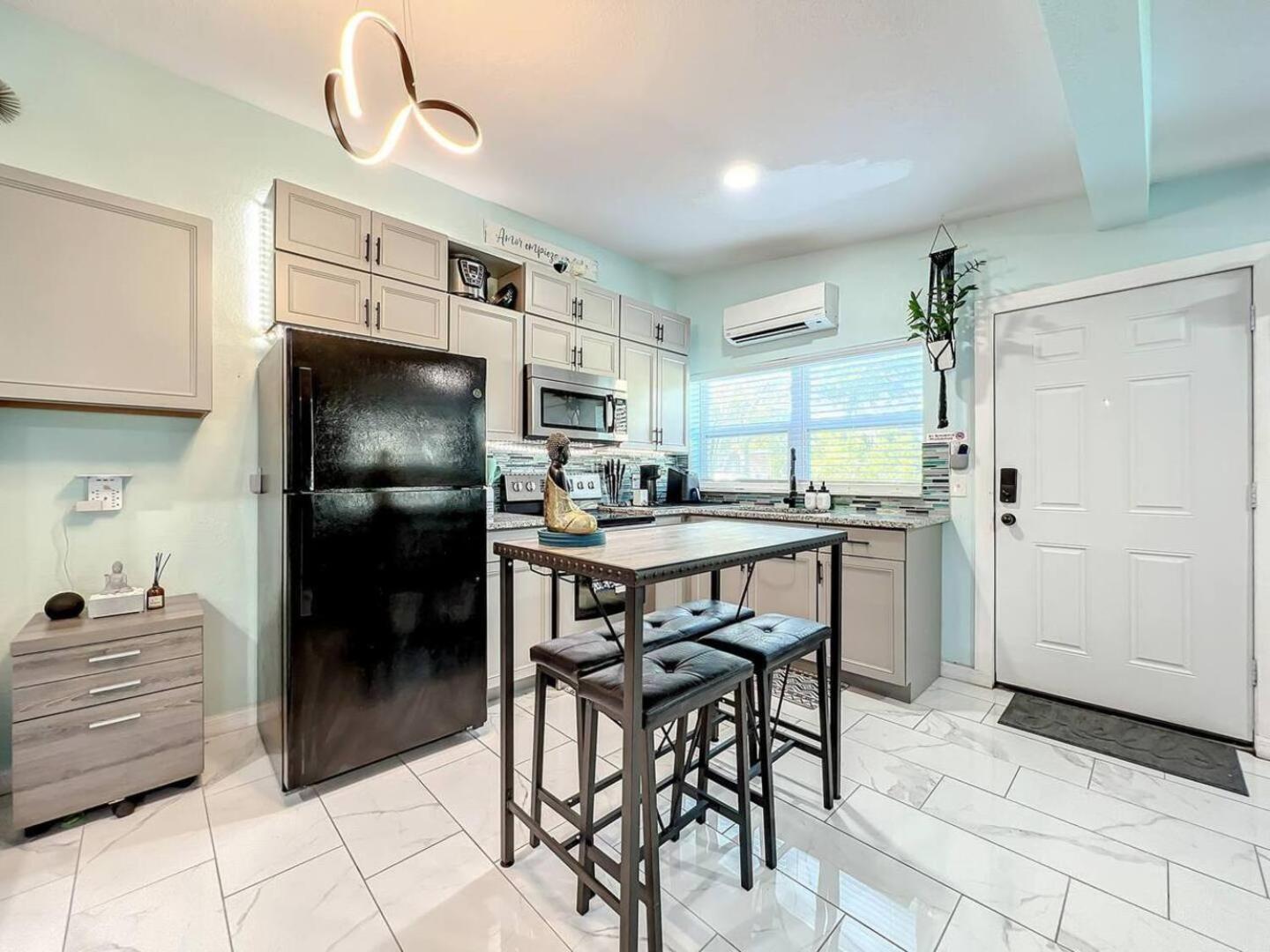 Pet-Friendly 1Br, 3 Beds, Wifi 10 Min To Dwntn! Holiday home *