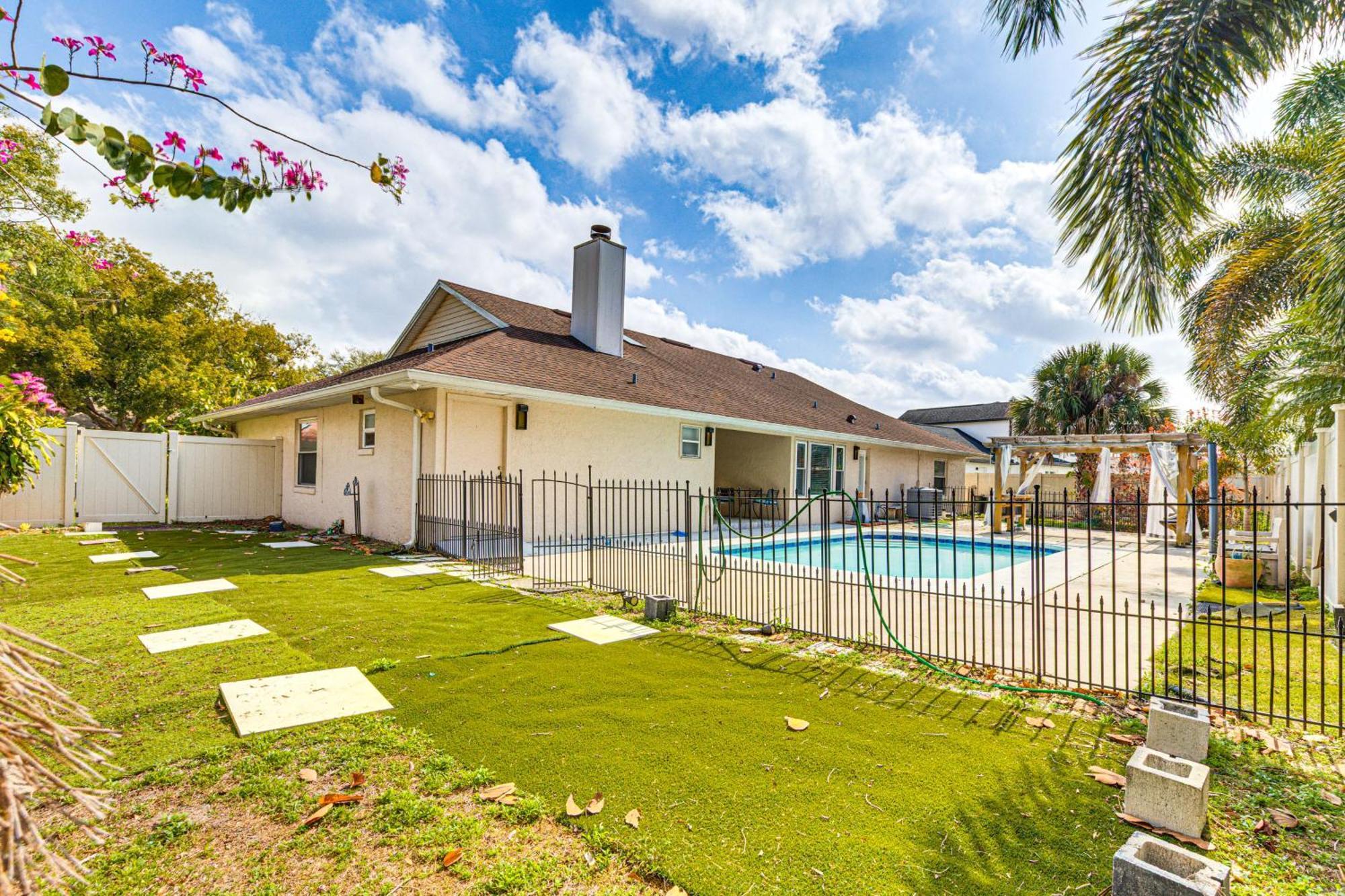 Vacation With Private Pool And Backyard