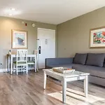 Double Bed Studio With Community Pool, Near All Famous Attractions!!