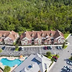 Luxury Resort W/ 4 Suites Plus Private Hot Tub