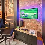 Modern 5 Bdr Family Themed Home With Harry Potter Games Room And Free Pool Heat
