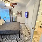 Foodie Lovers Walkable Mills50 - Sleeps 10 - Near Airport
