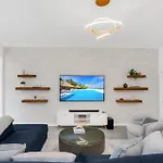 Relaxing Retreat With Home Theater 6331