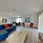 7326-3-Lf-Bungalow With Lake View Near Universal