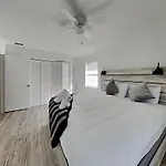 7326-3-Lf-Bungalow With Lake View Near Universal