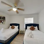 7326-3-Lf-Bungalow With Lake View Near Universal