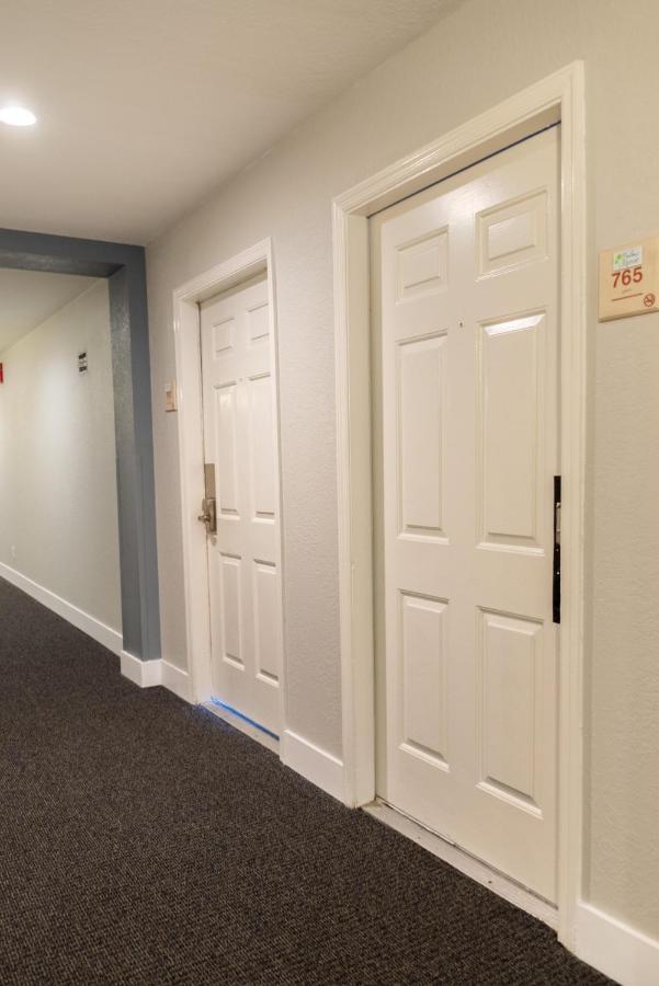 Double Bed Studio With Community Pool, Near All Famous Attractions!! Apartment *