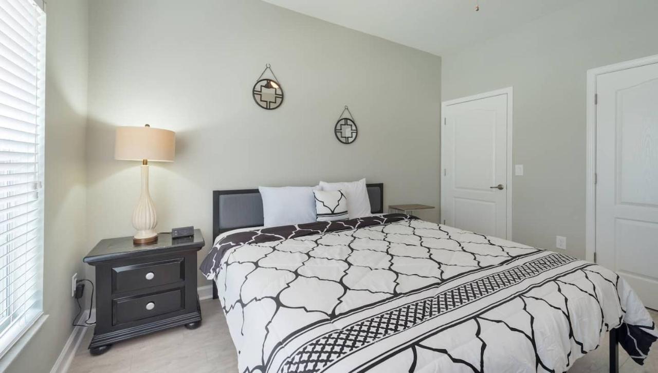 Apartment Contemporary Remodeled Townhome Near