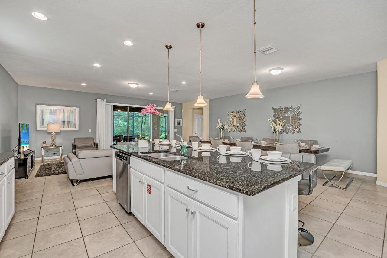 8877 Qin Loop Villa *