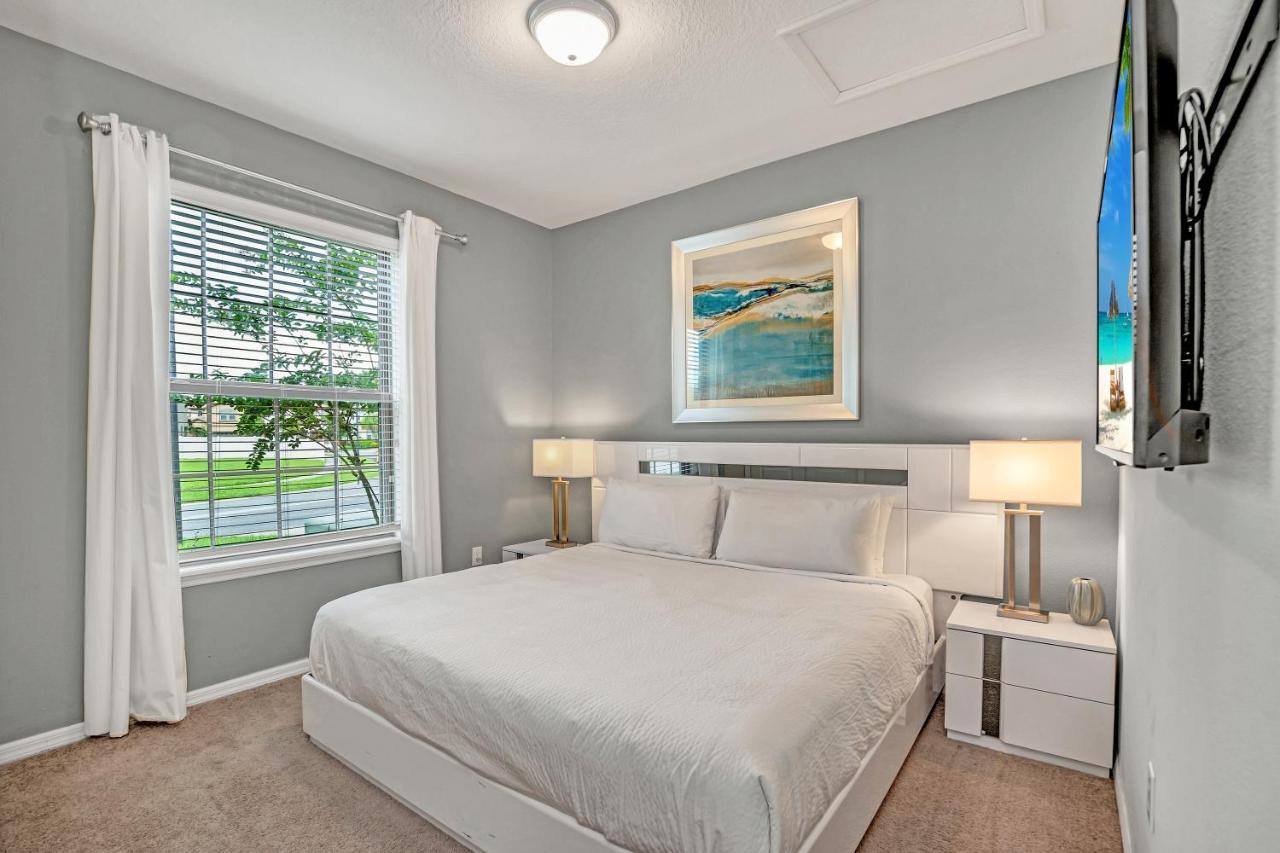 8877 Qin Loop Villa