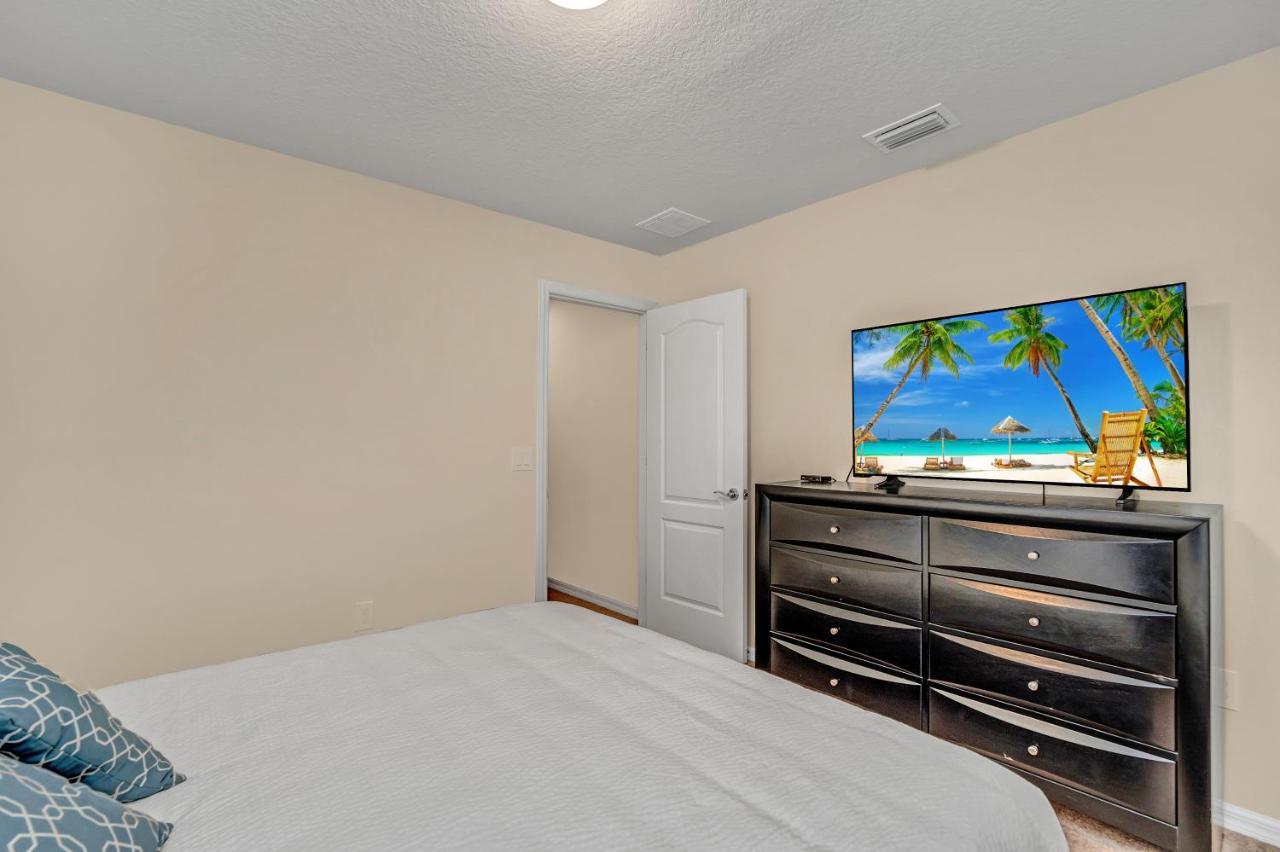 8877 Qin Loop Orlando