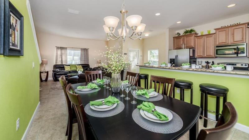 Gorgeous 5 Bed 4 Bath Townhome With Splash Pool In Paradise Palms Orlando