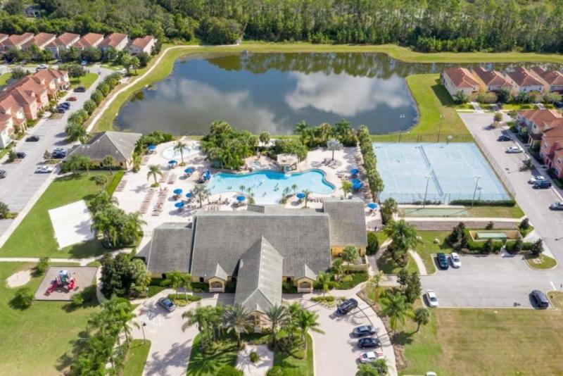Gorgeous 5 Bed 4 Bath Townhome With Splash Pool In Paradise Palms *