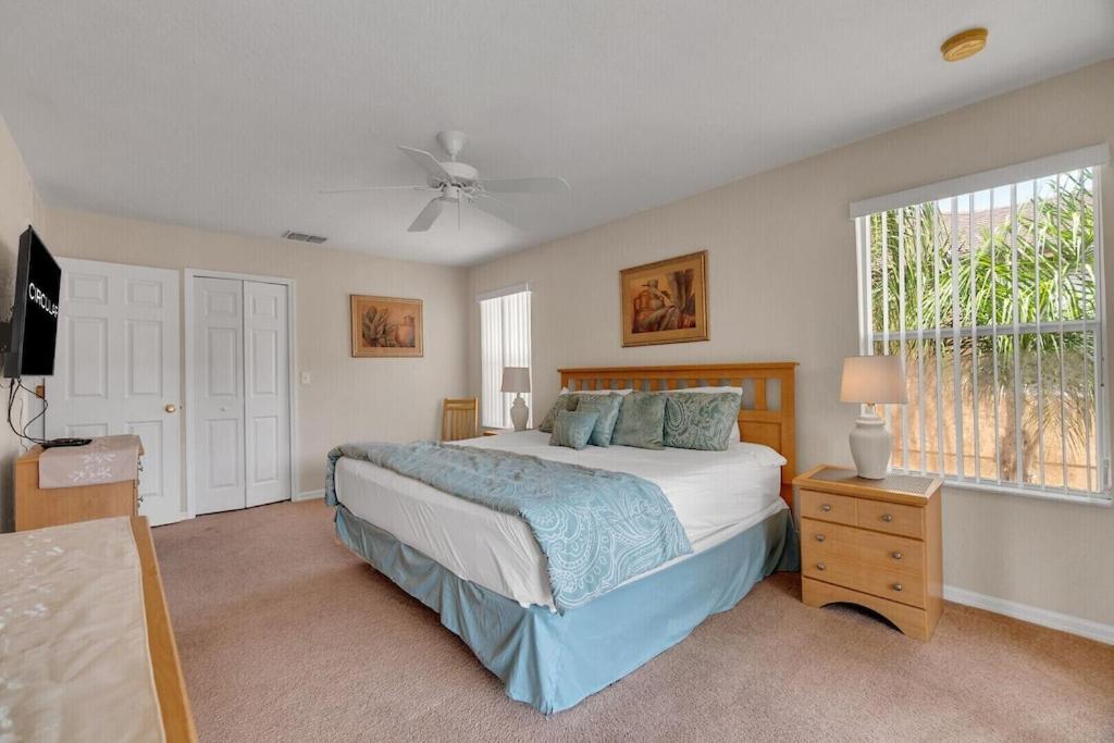 4 Bedroom Town On Regal Oaks Holiday home *