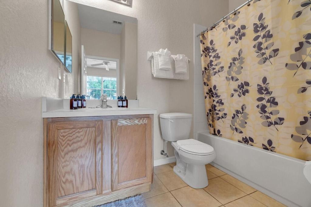 4 Bedroom Town On Regal Oaks Holiday home *