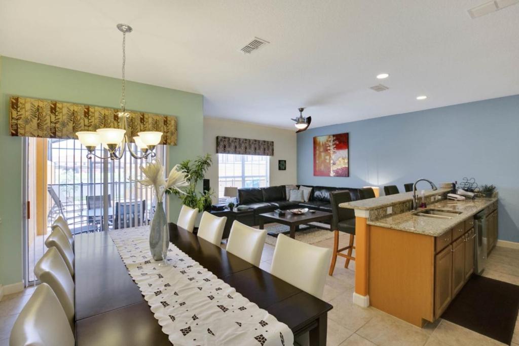 Holiday home 4 Bedrooms - 3 Bathrooms - Paradise Palms 8881 Cp