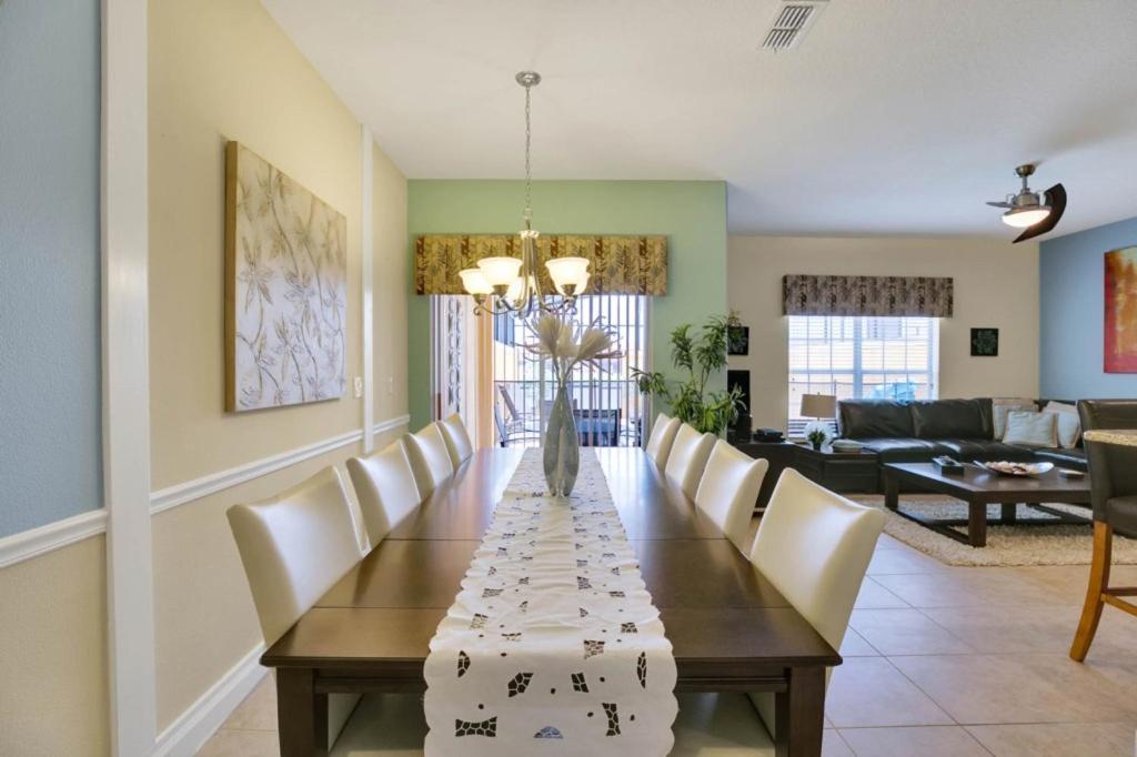 4 Bedrooms - 3 Bathrooms - Paradise Palms 8881 Cp