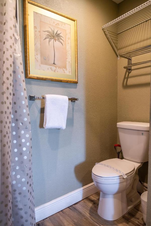 Double Bed Studio With Community Pool, Near All Famous Attractions!!
