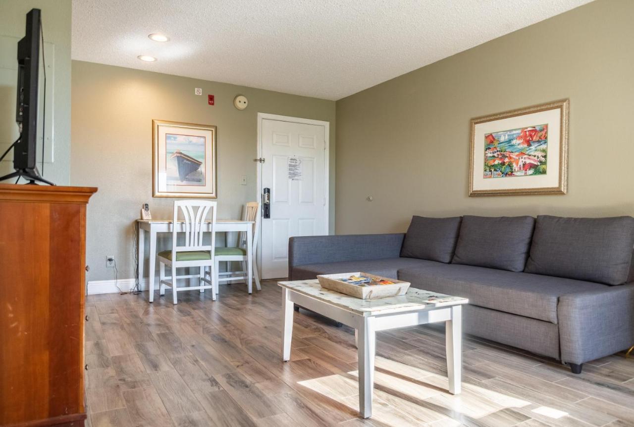 Double Bed Studio With Community Pool, Near All Famous Attractions!! *