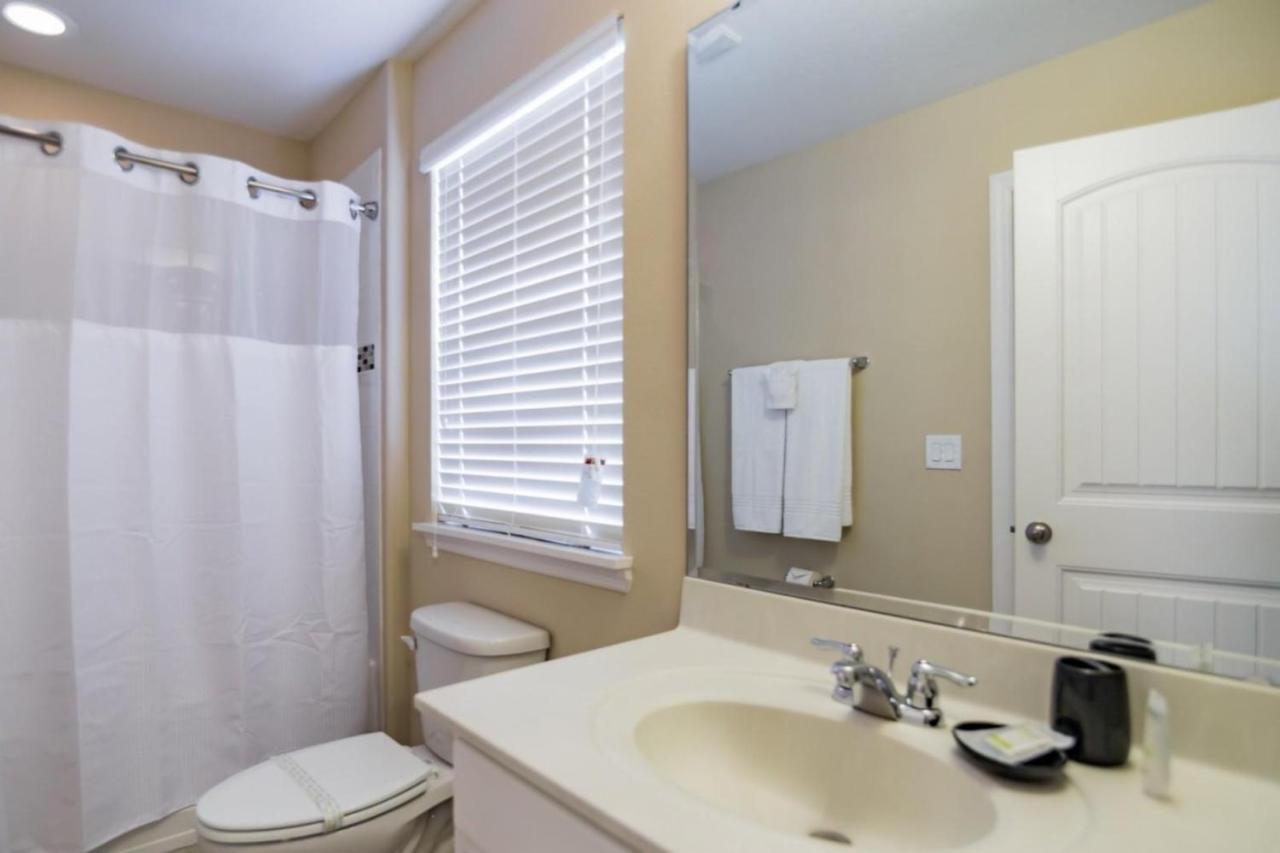 Double Bed Studio With Community Pool, Near All Famous Attractions!! Orlando
