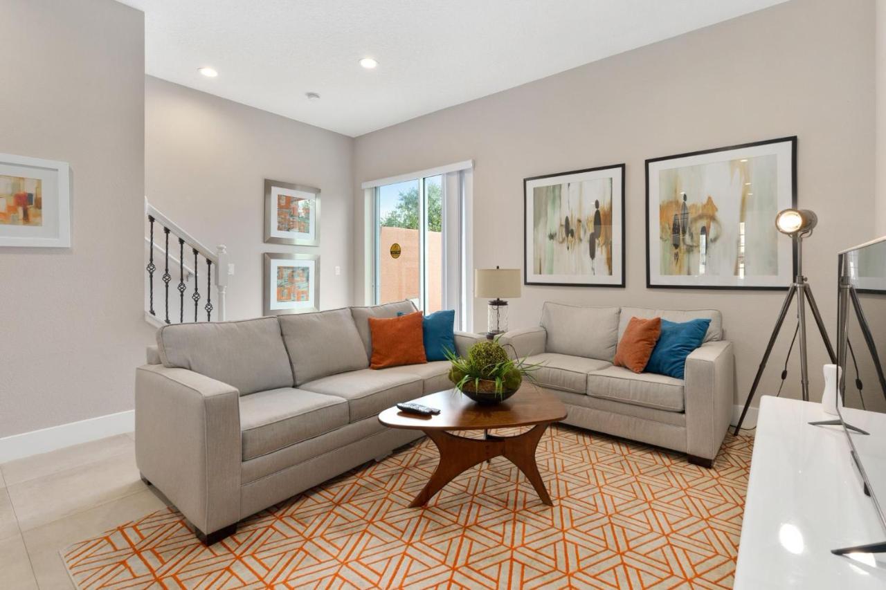 Luxury W/ 4 Plus Private Hot Tub * Orlando