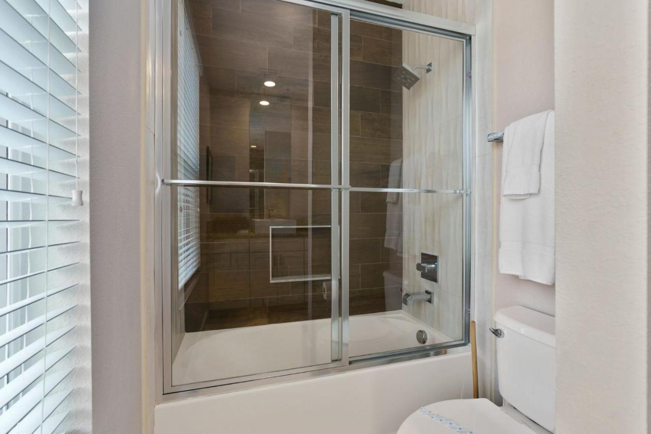 Luxury W/ 4 Plus Private Hot Tub Orlando