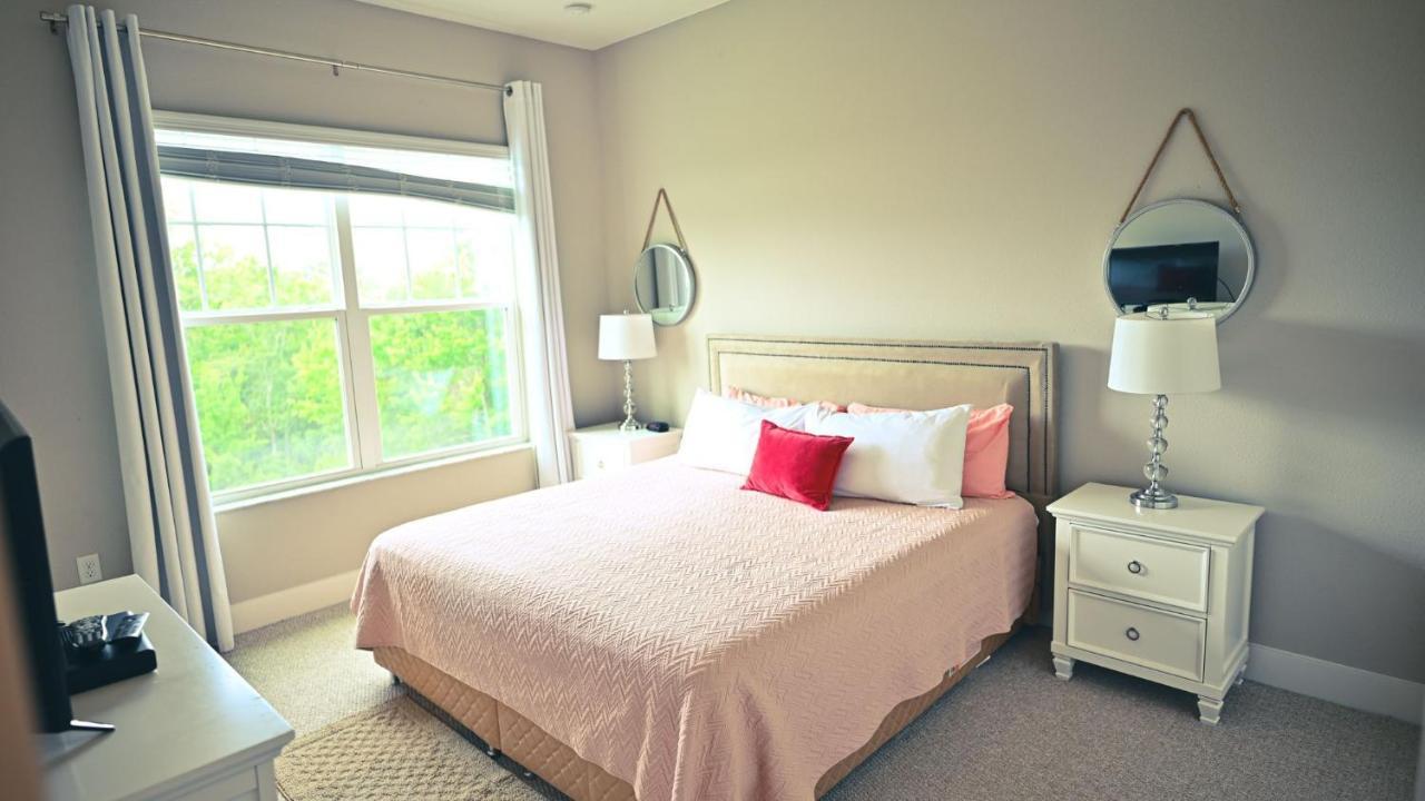 Luxury W/ 4 Plus Private Hot Tub Orlando