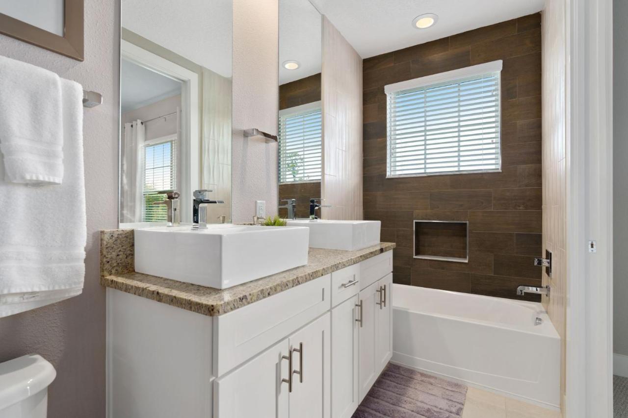 Luxury W/ 4 Plus Private Hot Tub *