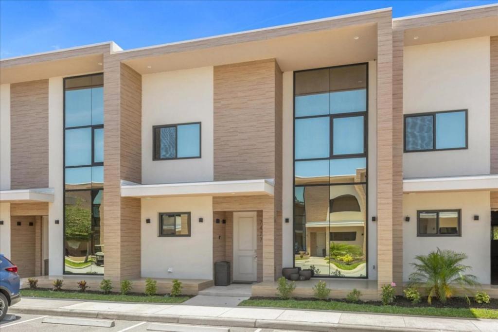 3 Bedrooms- 3,5 Bathrooms- Magic Village 7477 Bd Orlando