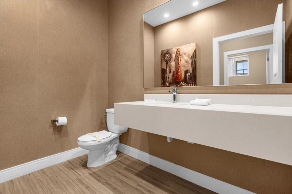 3 Bedrooms- 3,5 Bathrooms- Magic Village 7477 Bd *