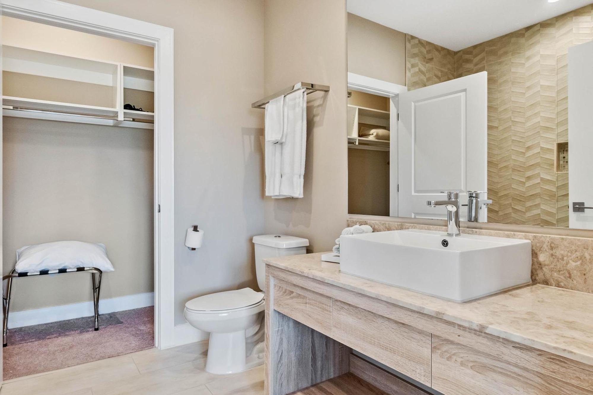 4 Bedroom - 5 Bathroom Magic Village 7575 Bd *