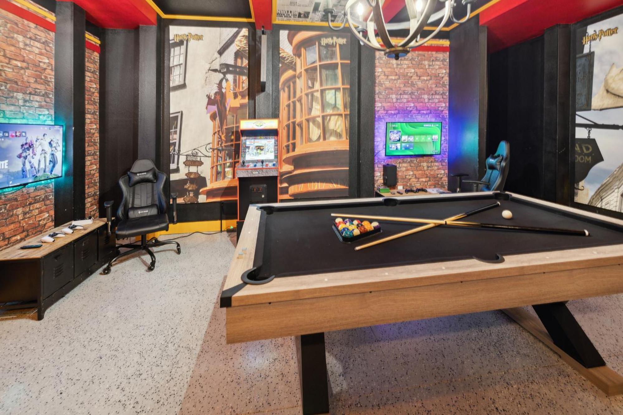 Modern 5 Bdr Family Themed With Harry Potter Games And Free Pool Heat Holiday home Orlando