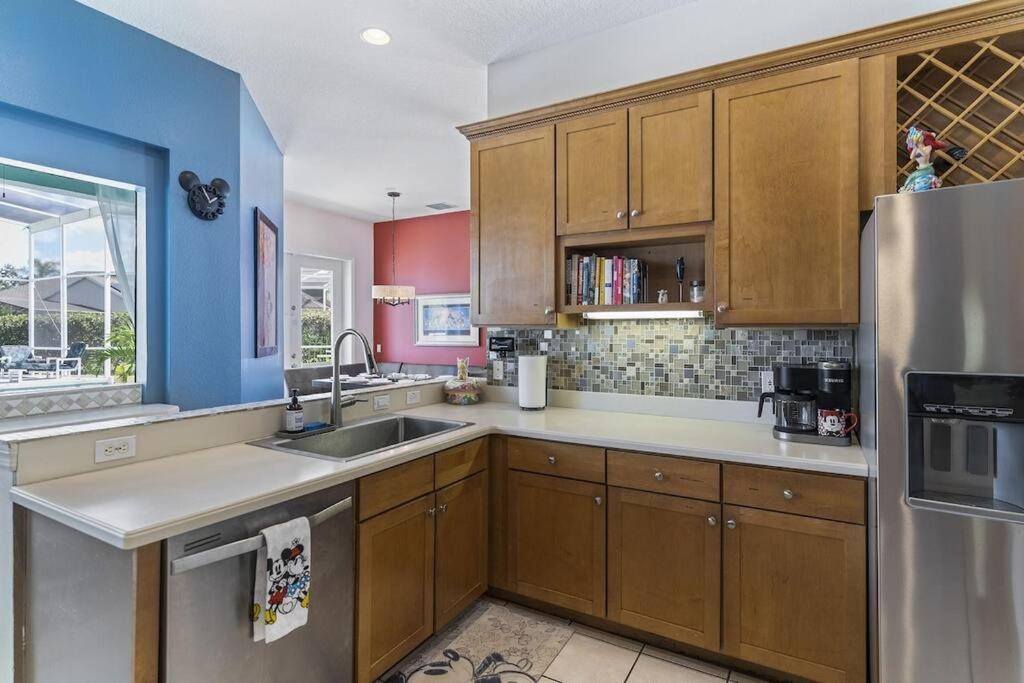 Mickeys Oyster - Luxurious 9br Southeast Facing Pool Hot Tub Cinema Game Rm Bbq 2 Miles To * Orlando