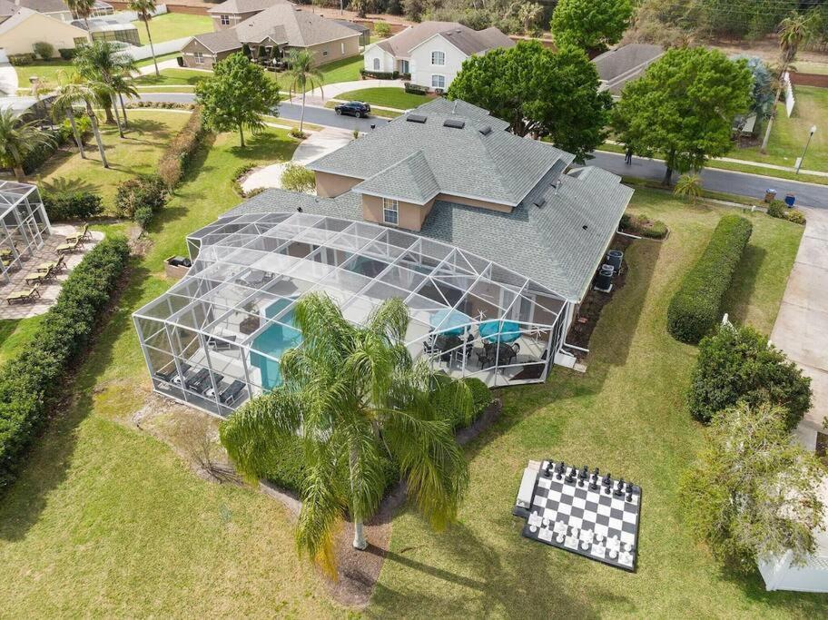 Mickeys Oyster - Luxurious 9br Southeast Facing Pool Hot Tub Cinema Game Rm Bbq 2 Miles To Holiday home Orlando