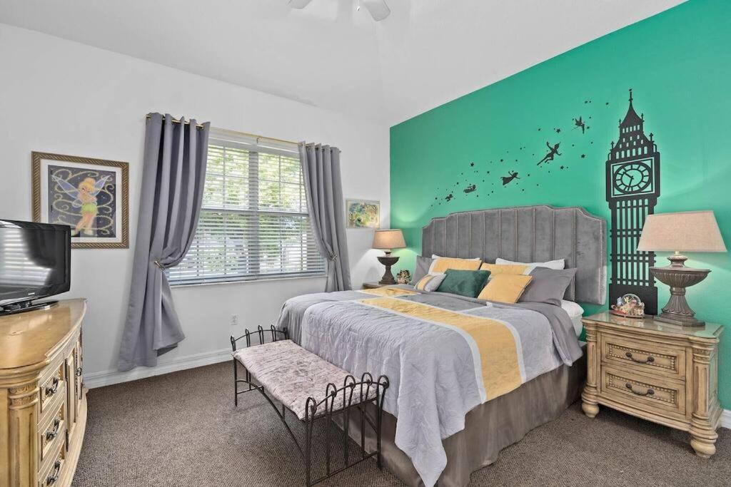 Mickeys Oyster - Luxurious 9br Southeast Facing Pool Hot Tub Cinema Game Rm Bbq 2 Miles To Orlando