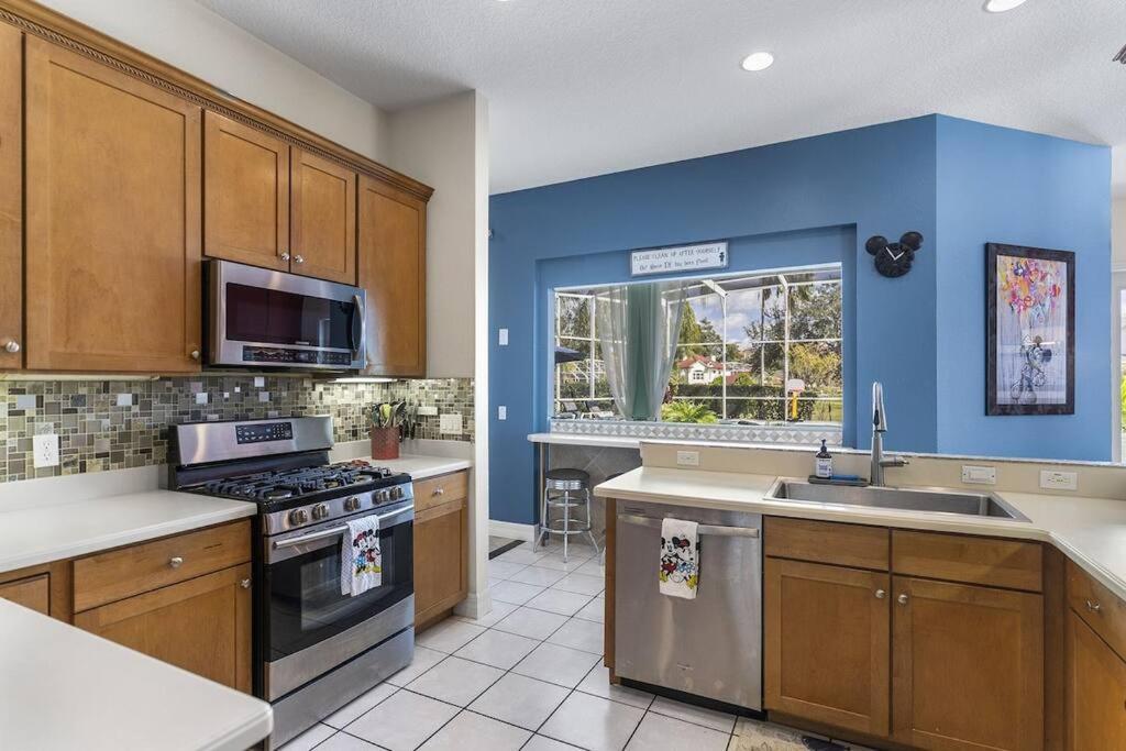 Mickeys Oyster - Luxurious 9br Southeast Facing Pool Hot Tub Cinema Game Rm Bbq 2 Miles To Holiday home Orlando