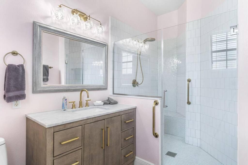 Mickeys Oyster - Luxurious 9br Southeast Facing Pool Hot Tub Cinema Game Rm Bbq 2 Miles To Orlando