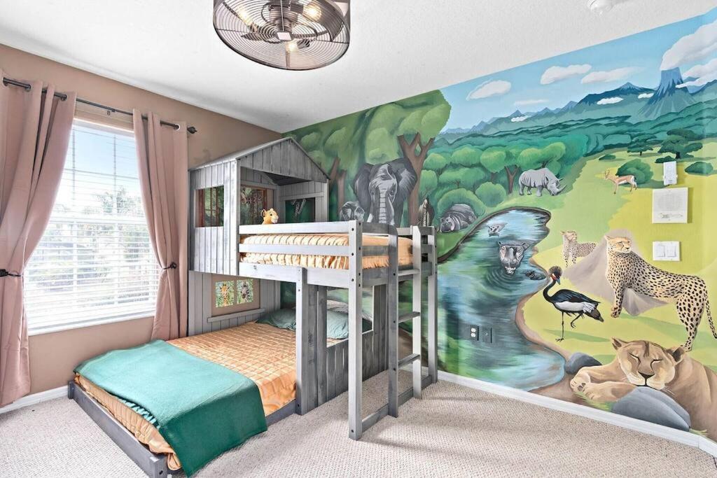 Holiday home Mickeys Oyster - Luxurious 9br Southeast Facing Pool Hot Tub Cinema Game Rm Bbq 2 Miles To Orlando