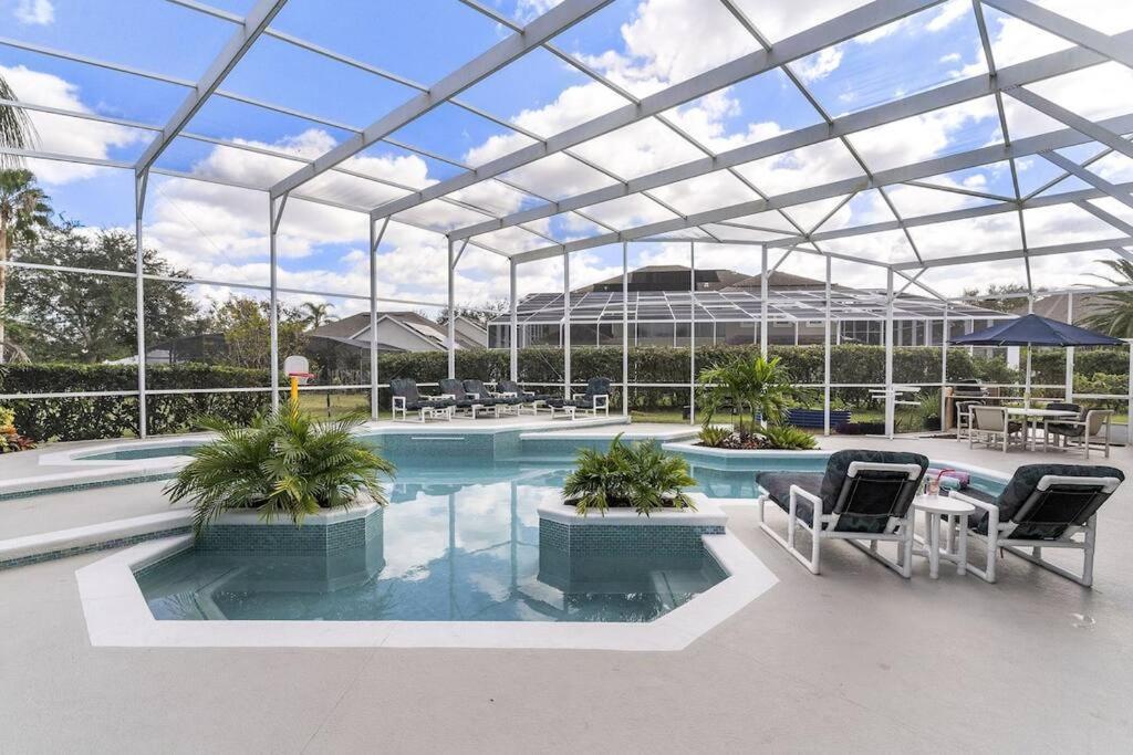 Mickeys Oyster - Luxurious 9br Southeast Facing Pool Hot Tub Cinema Game Rm Bbq 2 Miles To Holiday home Orlando