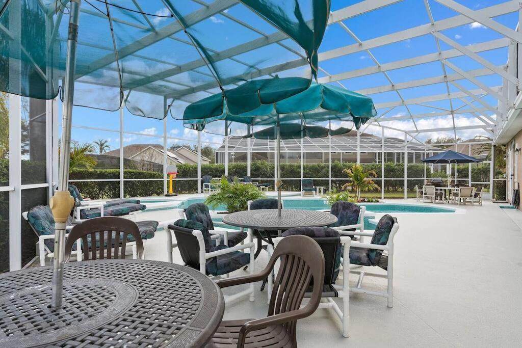 Mickeys Oyster - Luxurious 9br Southeast Facing Pool Hot Tub Cinema Game Rm Bbq 2 Miles To Orlando