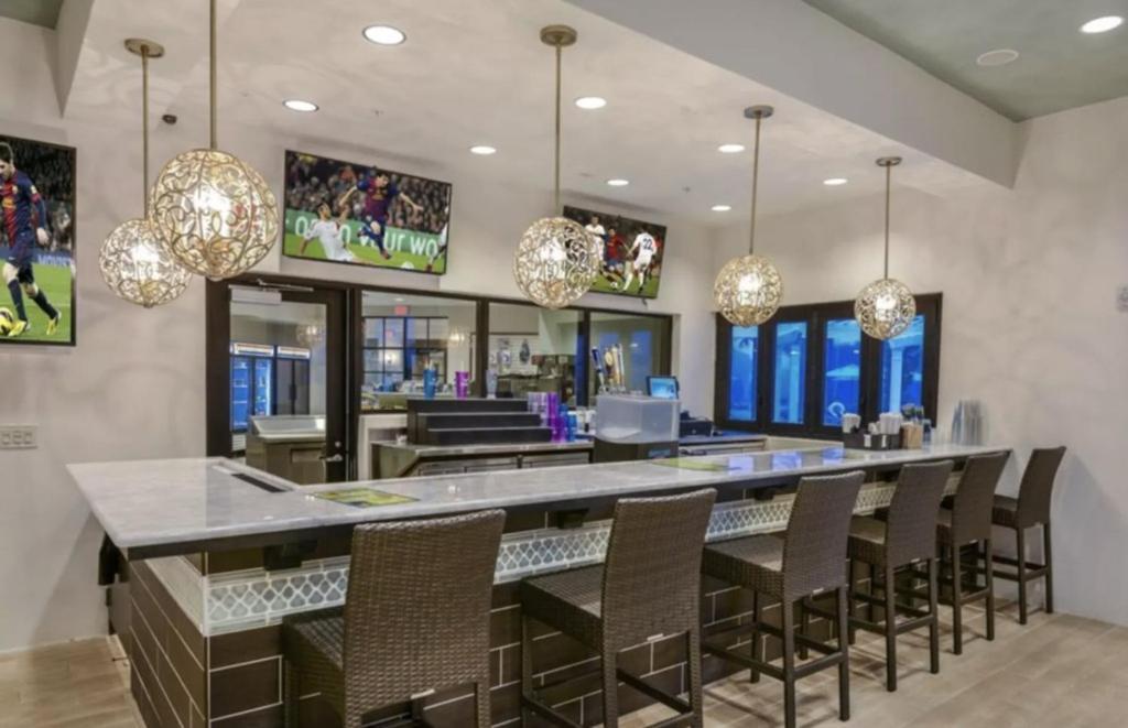 5 Bedrooms - 4,5 Bathrooms - Windsor At Westside 8936 Al