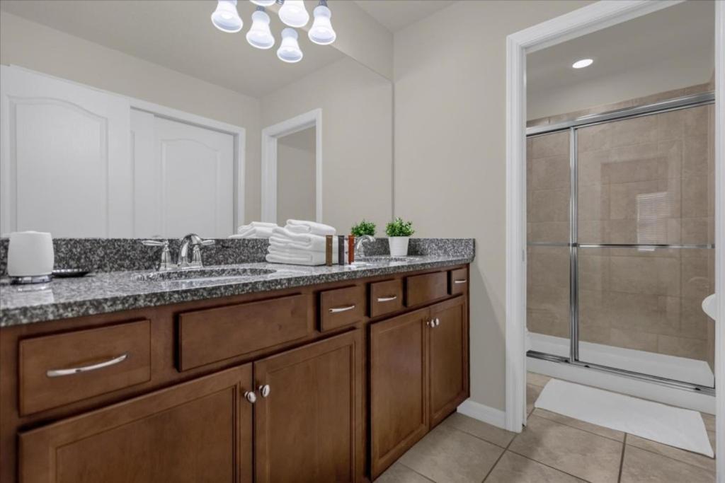 5 Bedrooms - 4,5 Bathrooms - Windsor At Westside 8936 Al Holiday home Orlando
