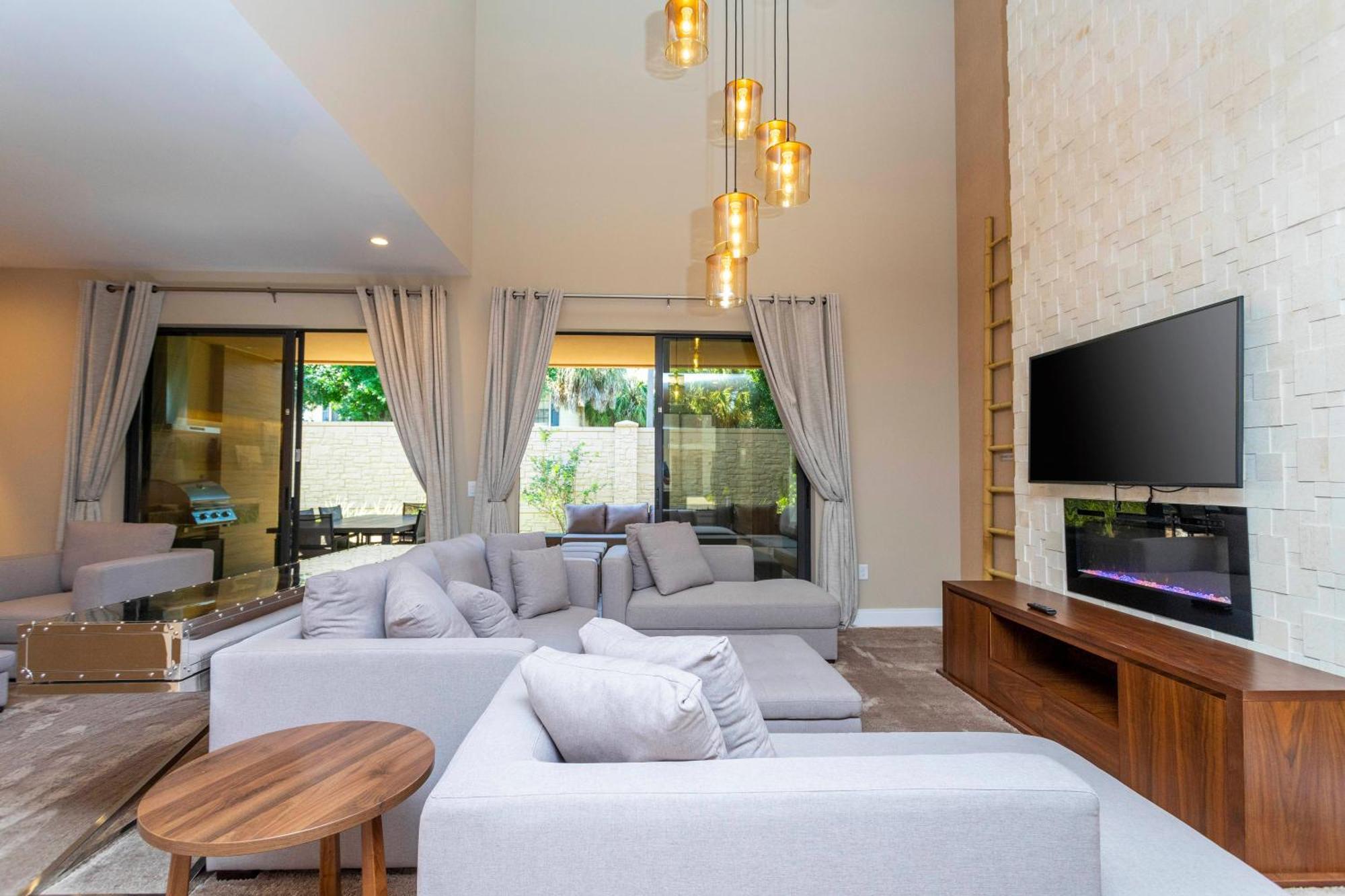 Luxury 3beds And 3ba 2 Miles From