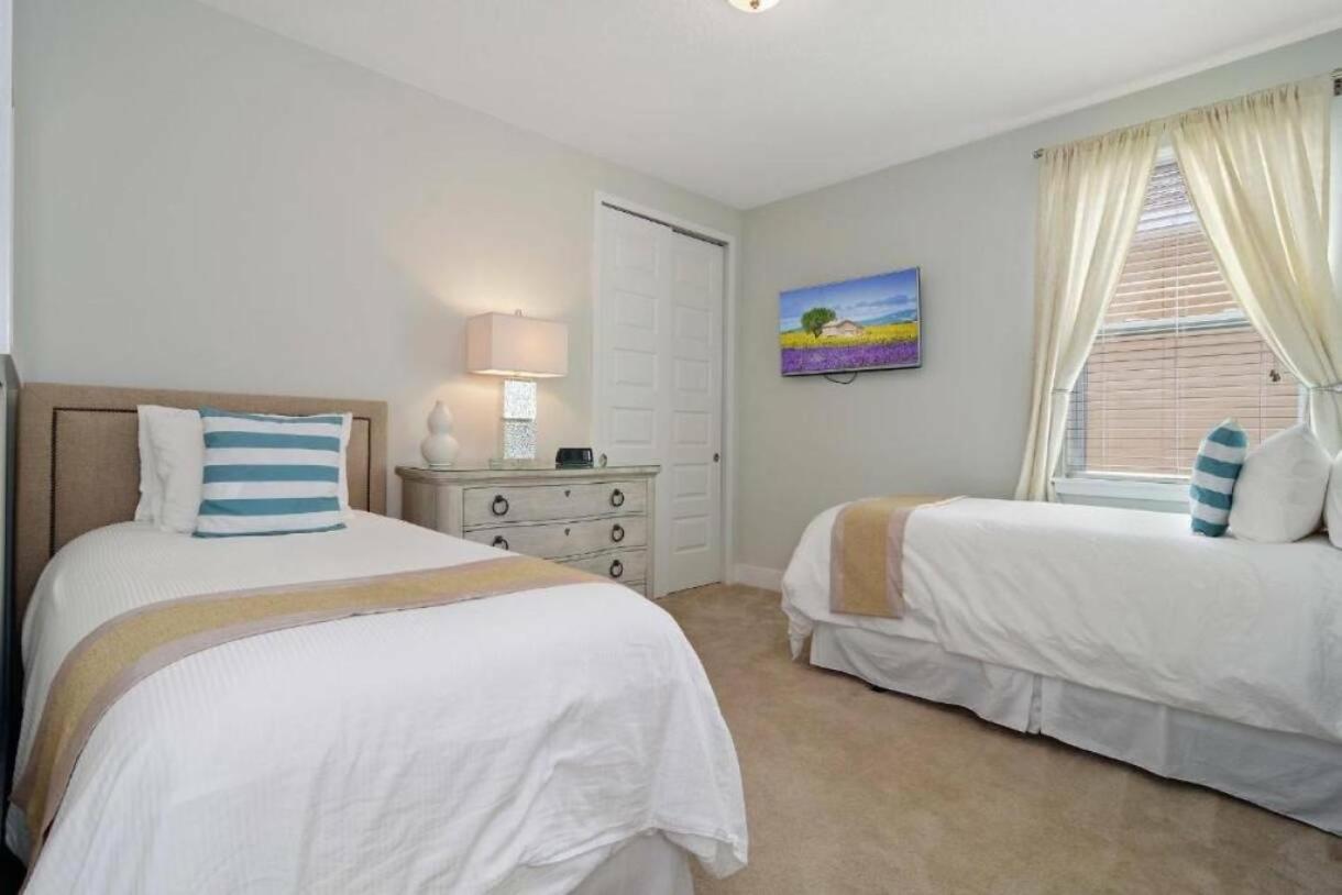 Spacious Vacation With Private Pool 76 *