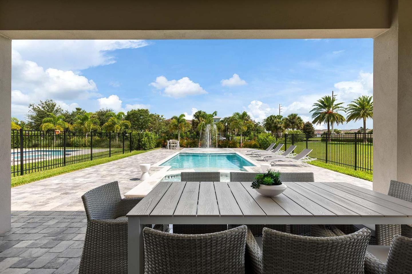 Ec418 - Rock 'n' Roll With Splash Pad At Encore *