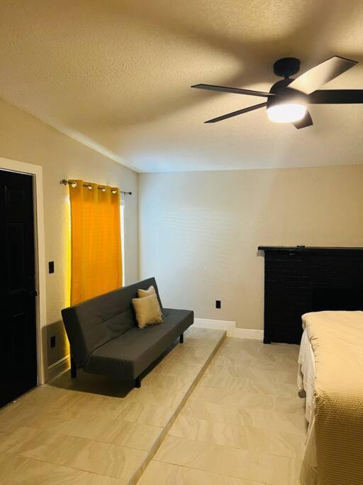 6 Bedrooms Cluethemed Near Parks Holiday home