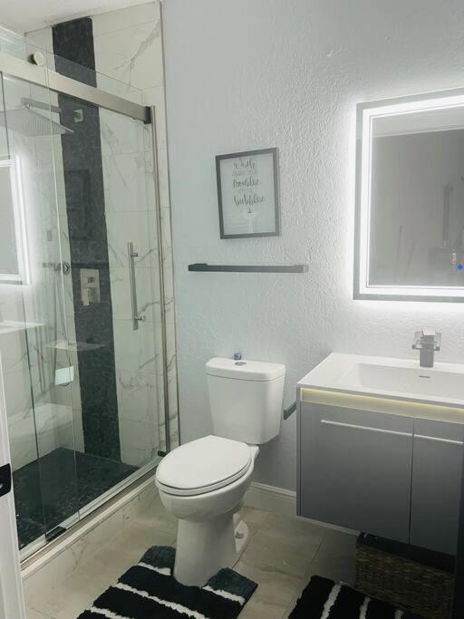 6 Bedrooms Cluethemed Near Parks Holiday home
