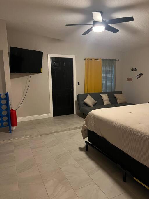 6 Bedrooms Cluethemed Near Parks