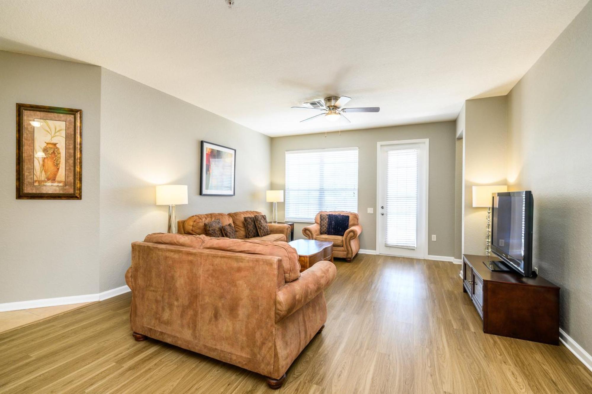 3 Bedroom Premium Lakeview Condo-1012 *